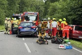 Feuerwehr befreit eingeklemmte Personen nach Crash: Vier Schwerverletzte