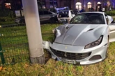 Ferrari auf Straßenbahngleise geschleudert: Hoher Schaden nach schwerem Unfall