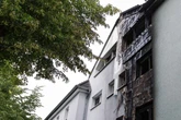 Fassade von Mehrfamilienhaus brennt komplett ab - zahlreiche Bewohner obdachlos