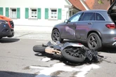 Biker schwerst verletzt unter Auto begraben! Ersthelfer eilt mit Gabelstapler zu Hilfe