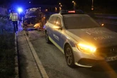 Auto kracht in Streifenwagen und geht in Flammen auf: Zwei Verletzte