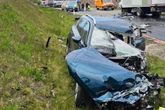 Unfall auf Bundesstraße im Erzgebirge: Laster kollidiert frontal mit Auto