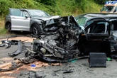 Frontalcrash mit einem Toten und sechs Verletzten, darunter drei kleine Kinder