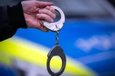 Chaos nach Kündigung: Mann verwüstet Café, Polizist verletzt