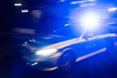 54-Jähriger soll Frau rassistisch beleidigt haben: Plötzlich stehen 20 Vermummte vor seiner Tür