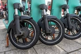 Opel stößt in Leipzig mit E-Scooter zusammen: Drei Teenager ins Krankenhaus gebracht