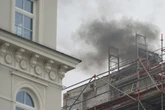 Feuer auf Dach-Baustelle: Dunkler Rauch steigt in der Innenstadt auf