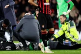 Premier-League-Profi sackt zusammen: Spiel abgebrochen!
