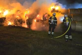 Feuerwehr kämpft stundenlang! 200 Strohballen stehen in Flammen