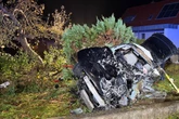 Audi fliegt 50 Meter weit in einen Garten: 17-jähriger Fahrer muss aus Wrack geschnitten werden