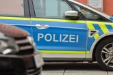 Diebespärchen will mit Auto flüchten, doch Polizist greift in seinem Frei ein