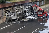 Brennender Lkw beschädigt Schutzwand und Asphalt: A2 bei Braunschweig bis Samstag gesperrt