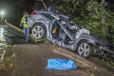 Zwei Tote nach schwerem Unfall auf regennasser Fahrbahn