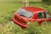 Von der Straße abgekommen und im Graben gelandet: Hyundai-Fahrerin bei Unfall schwer verletzt