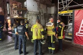 Alarm auf Hohe Straße: Hauswand in Fußgängerzone offenbar einsturzgefährdet