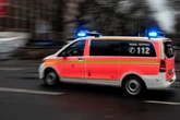 Frau fährt in Schülergruppe in NRW: Kind stirbt