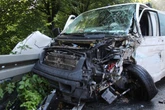Sattelzug knallt VW-Transporter von der Straße: 23-jähriger Fahrer schwer verletzt
