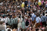Upskirting im Wiesn-Zelt: Mann nach Fotos festgenommen