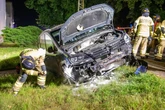 Flucht vor der Polizei im Erzgebirge: VW kracht gegen Geländer