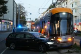 Kollision in Leipzig: VW will die Gleise überqueren und übersieht Straßenbahn