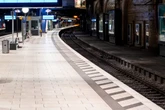 Bahnhofs-Drama: Mann stürzt auf Gleise und hat nun Verfahren am Hals