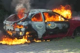 Flammen wüten in Renault: Feuerwehr kann nichts mehr tun
