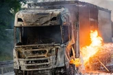 Sattelzug auf A60 brennt lichterloh: Fahrer entkommt rechtzeitig den Flammen