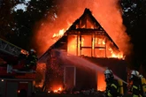 Einfamilienhaus geht in Flammen auf: Nachbarin schlägt Alarm