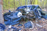 Tödlicher Unfall: Auto nach Baumcrash "zerrissen", Motorblock liegt auf der Straße