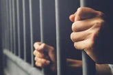 Per Haftbefehl gesucht und geschnappt: Mutter rettet 29-Jährigen vor Knast