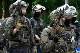 Verwandtschaft und Beamten attackiert: Messer-Angreifer von Polizei angeschossen