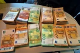 Über 111.000 Euro Bargeld im Auto: Polizei stoppt mysteriösen Geldboten