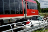 Mercedes von Zug erfasst und mitgeschleift: Fahrer schwebt in Lebensgefahr