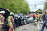 Autofahrer kracht frontal in fünfköpfige Familie: Jugendliche kämpft um ihr Leben!
