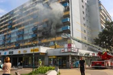 Flammen schlagen aus Balkon: Fast 50 Bewohner aus Plattenbau gerettet