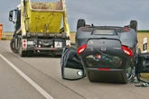 Kollision bei Ludwigsburg: Mazda überschlägt sich auf A81