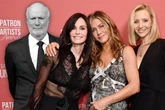 Aniston, Cox, Kudrow und Co.: "Friends"-Stars nehmen Abschied von geliebtem Kollegen