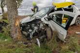 Heftiger Crash auf Landstraße: Renault kracht mit voller Wucht gegen Baum