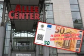 Es regnet 50-Euro-Scheine vor dem Allee-Center: Das hat es mit der Aktion auf sich