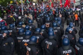 Achtung: Polizei sucht nach Videos zu niedergetrampeltem Beamten bei Gewalt-Demo am Südstern