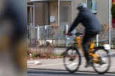 Polizeiauto kracht so heftig in E-Bike-Fahrer, dass er durch die Luft geschleudert wird