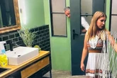 "First Dates": Kandidatin erschrickt, als sie Roland beim Lauern auf der Damentoilette erwischt
