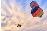 Mitten in der Luft: Mann belästigt Urlauberin sexuell beim Parasailing