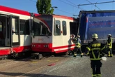 Stadtbahn entgleist nach Kollision mit Laster und schleudert gegen weitere Tram