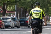 Jugendliche auf Brücke bewerfen fahrende Autos – Passant leiht Beamten sein "Verfolgungsfahrrad"