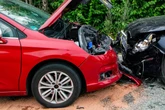 Heftiger Crash: Schwangere Frau und weitere Personen verletzt