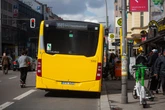 An Haltestelle in Neukölln: Messer-Mann sticht 33-Jährigen in Nacken