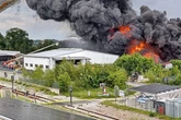Feuerwalze vernichtet Auto-Werkstatt: Millionenschaden bei Reifenhändler
