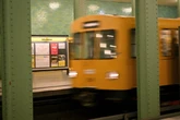 U-Bahn fährt ab: Mann schießt in Reinickendorf auf Waggon