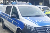 Verkehrsrowdy flüchtet vor Polizei und wird von den Beamten angefahren